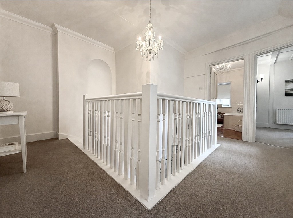 Lot: 159 - THREE-BEDROOM COTTAGE CLOSE TO TOWN CENTRE AND SEAFRONT - First Floor landing